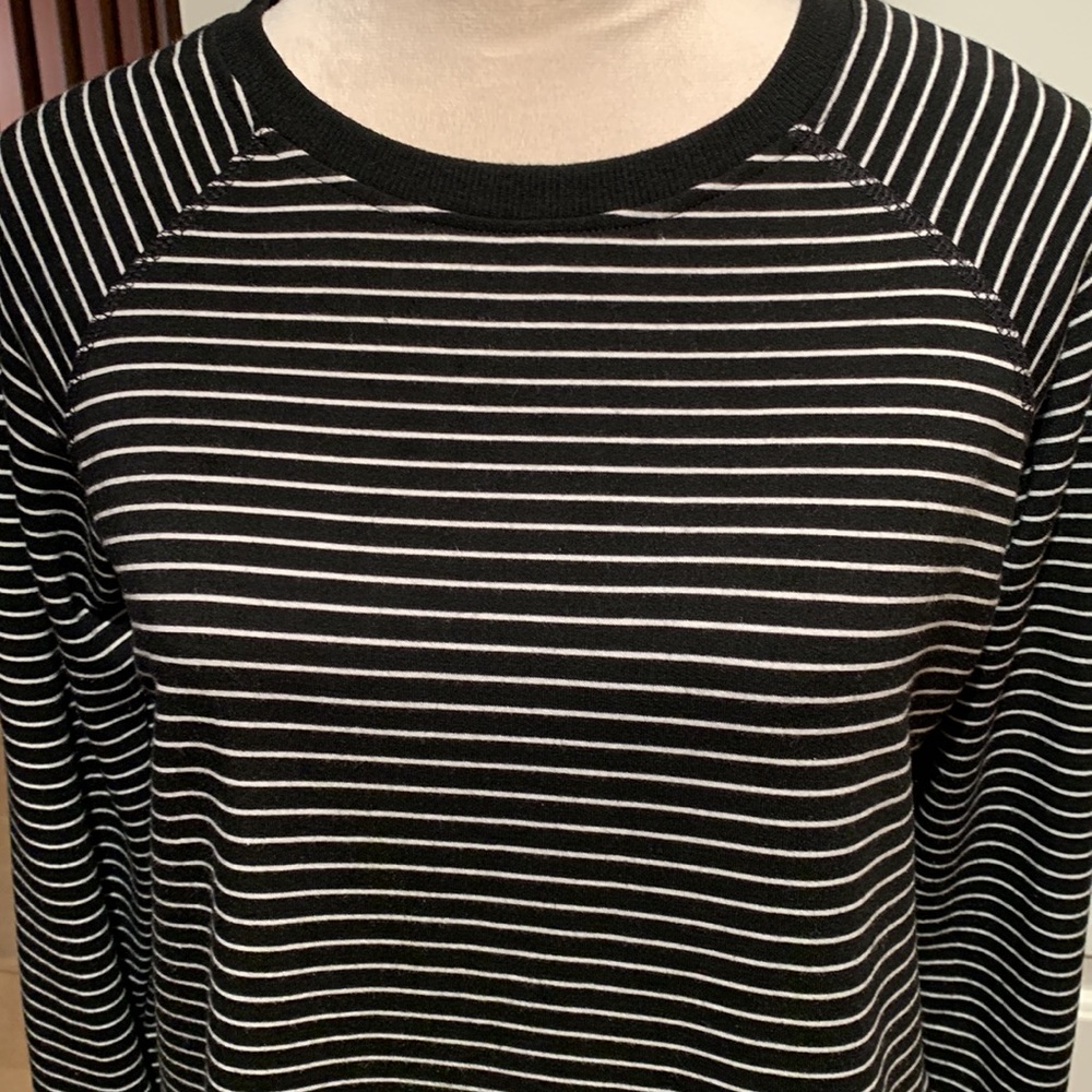DANSKIN. tunic top features a long sleeve scoop neck pullover sweatshirt… - Picture 2 of 10